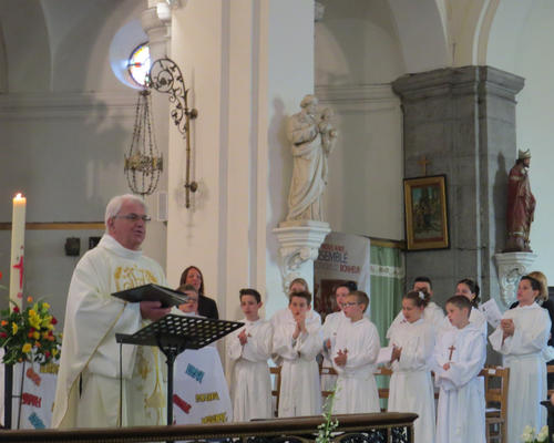 Chant scandé avec les mains pour glorifer le Seigneur