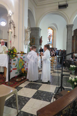 Les oblats sont apportés sur la table eucharistique avant la consécration du pain et du vin.