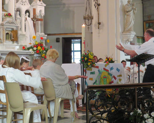 " Les mains ouvertes devant toi, Seigneur..." est chanté et mimé de tout coeur.