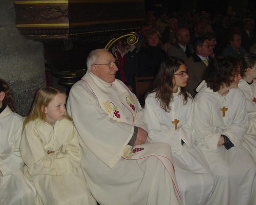 l'Abbé entouré des Servants d'Autel