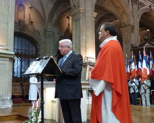  mot d'accueil par Christian Dhenin - à sa gauche : Mathieu Dervaux curé-doyen de Cambrai