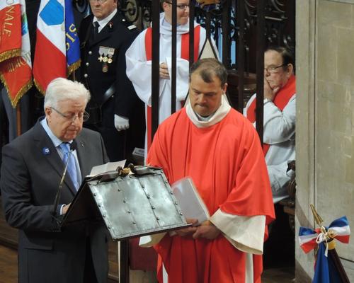 Christian Dhenin, Le doyen Mathieu Dervaux et au second plan l'abbé Michel Dussart