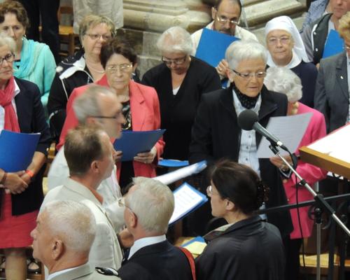 une partie de la chorale Guillaume du Faÿ dirigée par Françoise Moniez