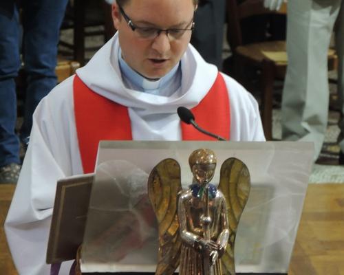 L'abbé François Triquet proclame l'Evangile