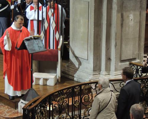 Le doyen bénit ses parents à l'occasion de leur 50 ans de mariage