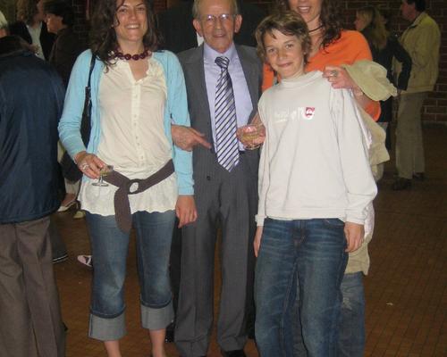 Léonce avec quelques jeunes de la famille