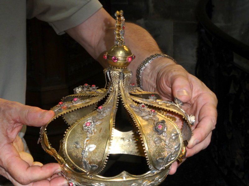la couronne surmontant le cadre de l'icône