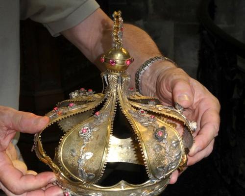 la couronne surmontant le cadre de l'icône
