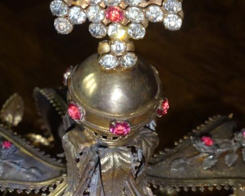 croix surmontant la couronne