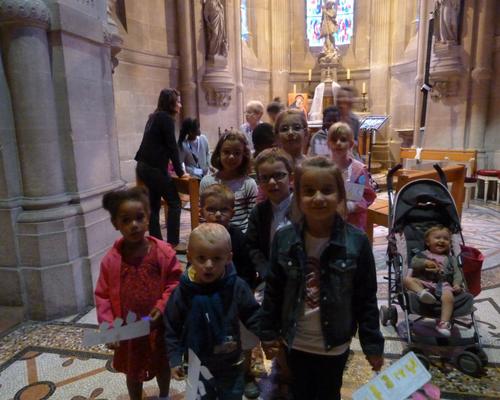 Pendant la 1ère partie de la célébration, catéchèse adaptée pour les enfants, accueillis par Amélie BAES aidée de Christelle