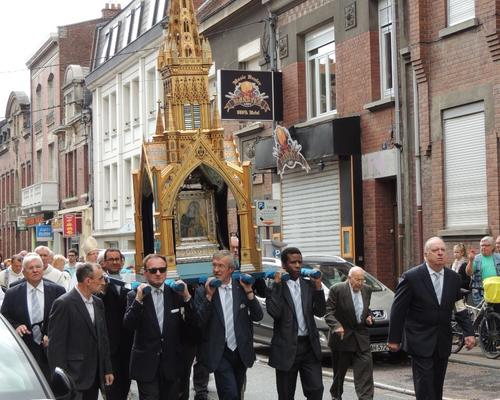 l'habitacle porté par les membres de la Garde Notre-Dame