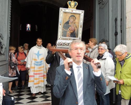sortie de la cathédrale, l'icône portée par la garde Notre-Dame