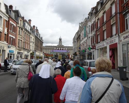 cortège empruntant l'Avenue de la Victoire 
(au fond le campanile de l'Hôtel de ville)