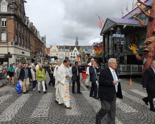 arrivée au manège 
(au fond le clocher de l'église Saint Géry)