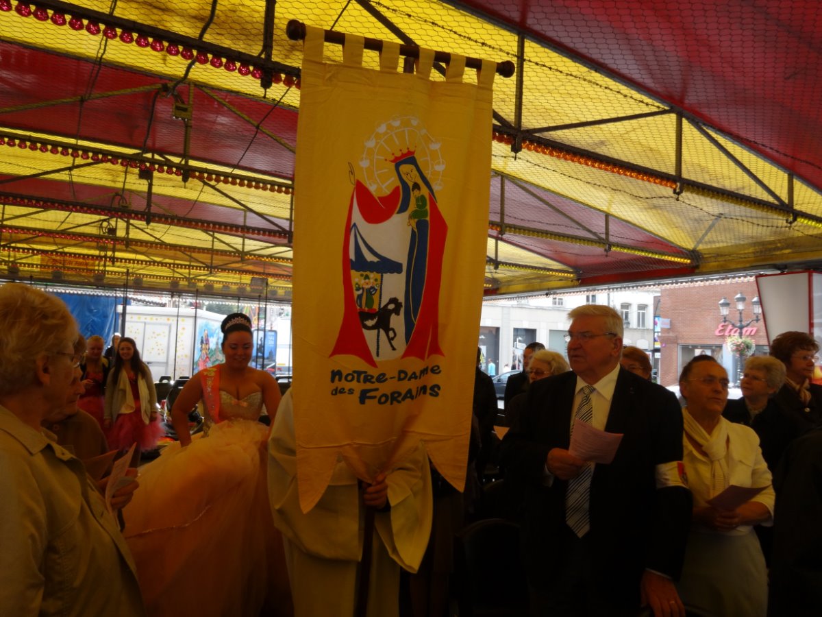 procession d'entrée avec la bannière de ND des forains ; derrière la bannière, la reine des forains 2014