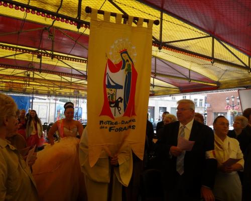 procession d'entrée avec la bannière de ND des forains ; derrière la bannière, la reine des forains 2014