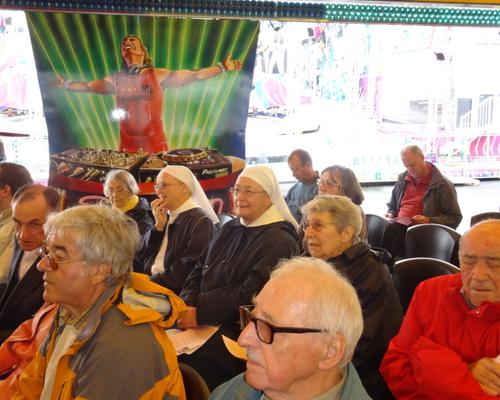 Les Petites Sœurs des Maternités catholiques, entourées des Sœurs de "la Sagesse"