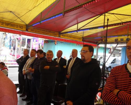 derrière les forains, André Desmyter et Bruno Cagnard, membres de la Garde ND de Grâce