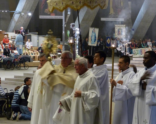 2014-08-20-lourdes -proc-SSacrement (21)