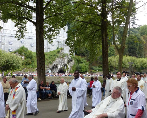 2014-08-20-lourdes -proc-SSacrement (26)
