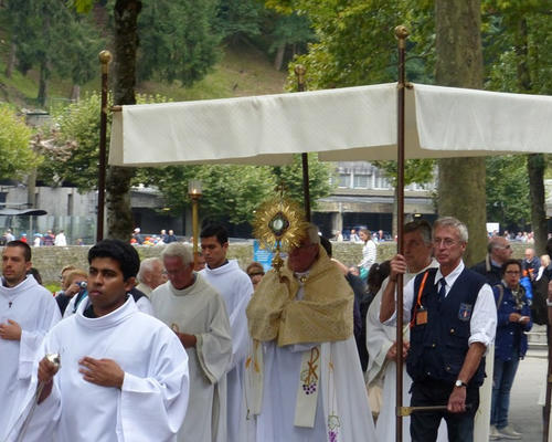 2014-08-20-lourdes -proc-SSacrement (27)