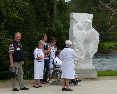 2014-08-21Lourdes_chemin _croix_malades (1)