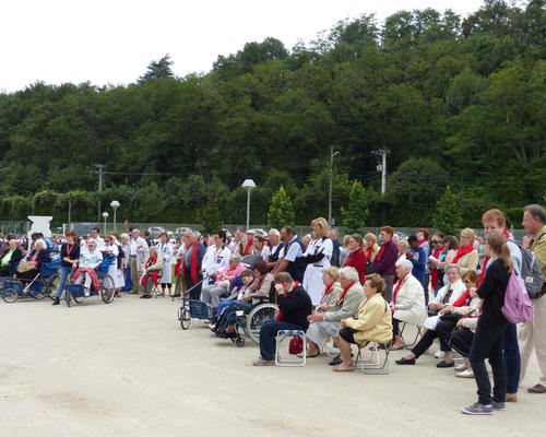 2014-08-21Lourdes_chemin _croix_malades (2)