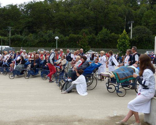 2014-08-21Lourdes_chemin _croix_malades (4)