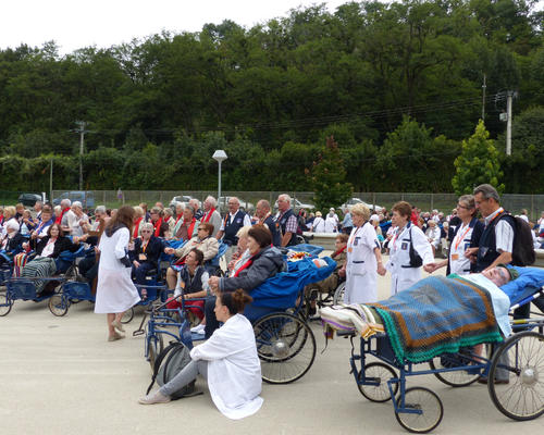2014-08-21Lourdes_chemin _croix_malades (5)