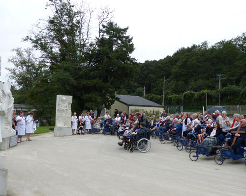2014-08-21Lourdes_chemin _croix_malades (6)