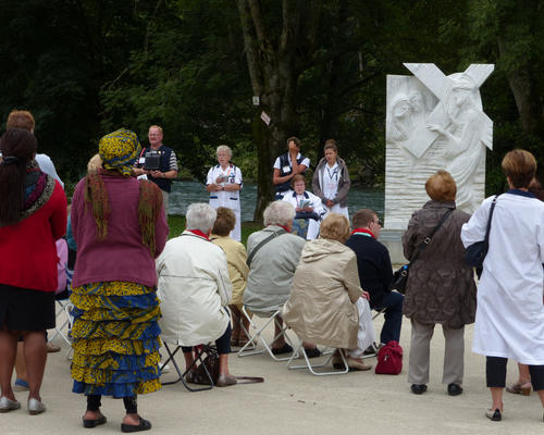 2014-08-21Lourdes_chemin _croix_malades (8)