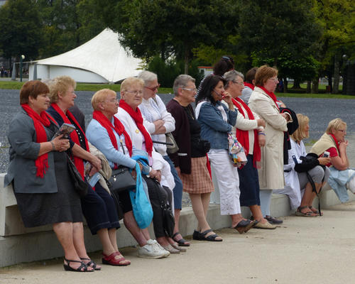 2014-08-21Lourdes_chemin _croix_malades (10)