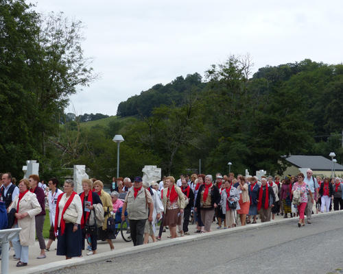 2014-08-21Lourdes_chemin _croix_malades (12)