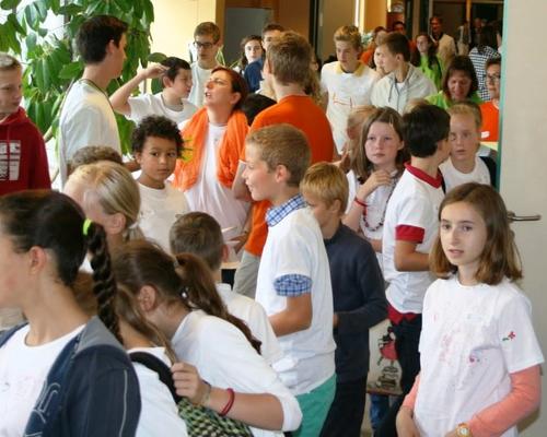 ces parents qui n'ont pas fini de partager imposent aux jeunes et à leurs animateurs de patienter un peu...
