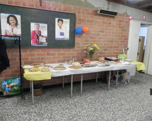 DANS LA SALLE ST MARTIN, LES PREPARATIFS POUR LE REPAS...
