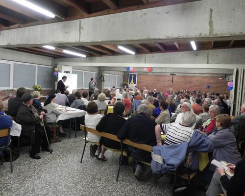 LES PAROISSIENS ONT PRIS PLACE...