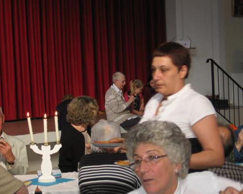 Clorinde et Geneviève supervisent le tirage de la tombola