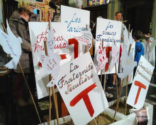 Les enfants ont mêlé leurs messages aux panneaux représentant les différentes branches de la famille franciscaine