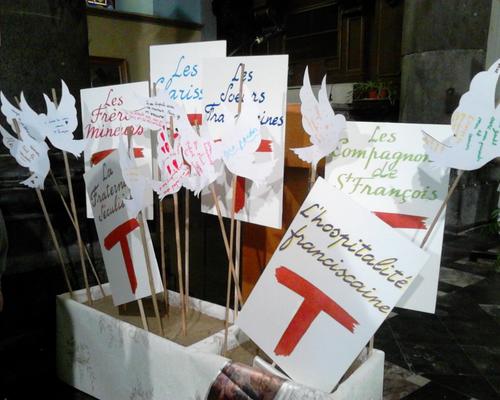 Les enfants ont mêlé leurs messages aux panneaux représentant les différentes branches de la famille franciscaine