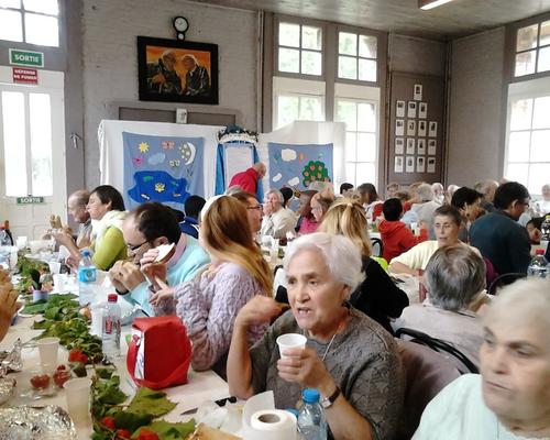 La fête continue avec le repas 