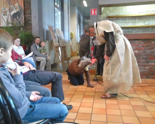 Évocation de la rencontre entre François et le loup de Gubbio, avec Georges et Sr Fabienne