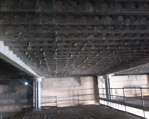 Le faux plafond a disparu laissant apparaître la structure du toit. C'est toute la face interne de ce toit qui a été désamiantée