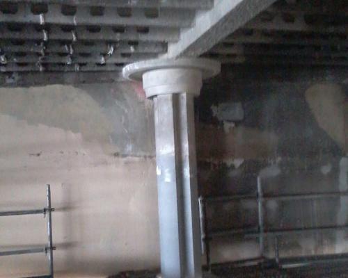 Les piliers de l'église. On en découvre ici le haut qui était invisible avant les travaux.