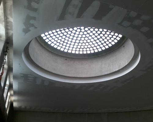 Le puits de lumière entouré du nouveau plafond. Il ne reste plus qu'à le peindre.