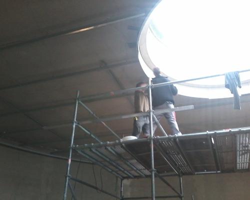 Au travail sur le puits de lumière.