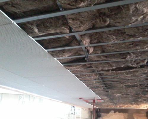 Dans la nef, pose des premières plaques du plafond