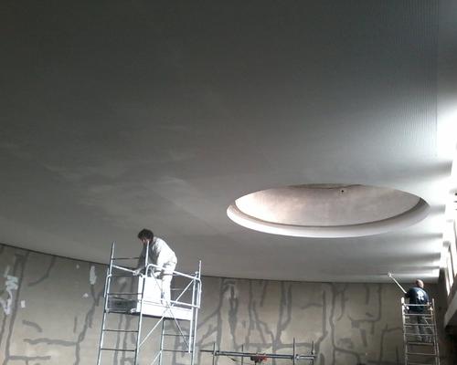 Mise en peinture du plafond du choeur.