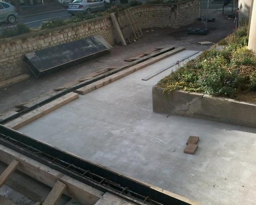 Le béton a été coulé pour la rampe d'accessibilité