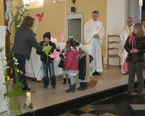 Les moulins confectionnés par les enfants et apportés à la célébration.