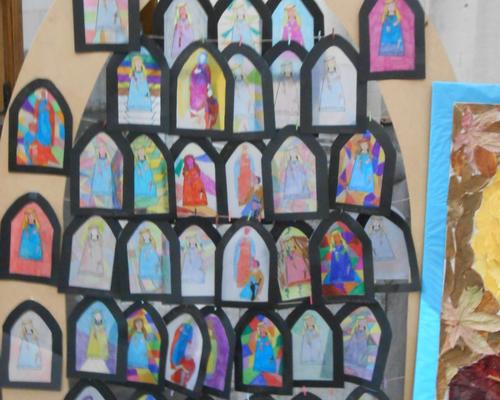 Un des panneaux portant les vitraux des enfants